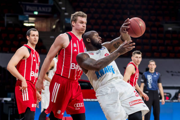 推搡他人而 推搡他人而