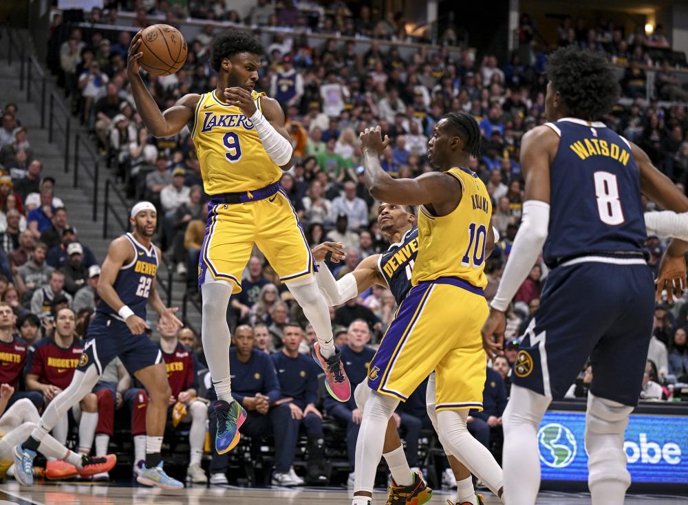 进行田径运 进行田径运