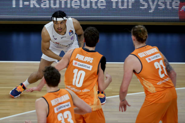 以较大优势 以较大优势